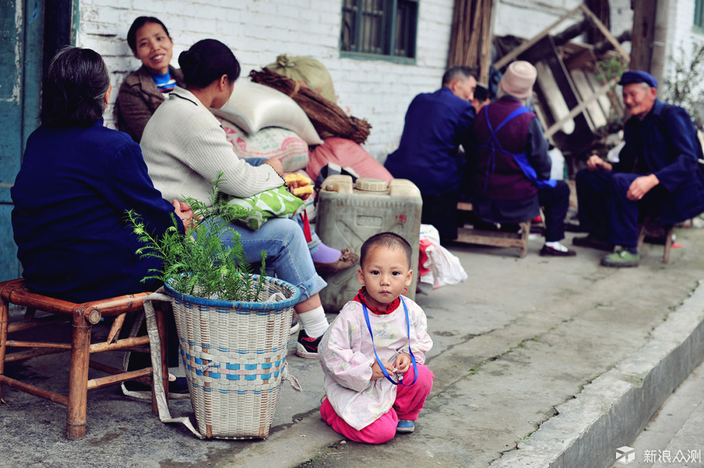 学会这几招，你也能自如地在旅行中拍摄陌生人_新浪众测